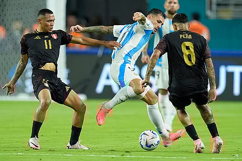 Leandro Paredes fights for the ball with Bryan Reyna